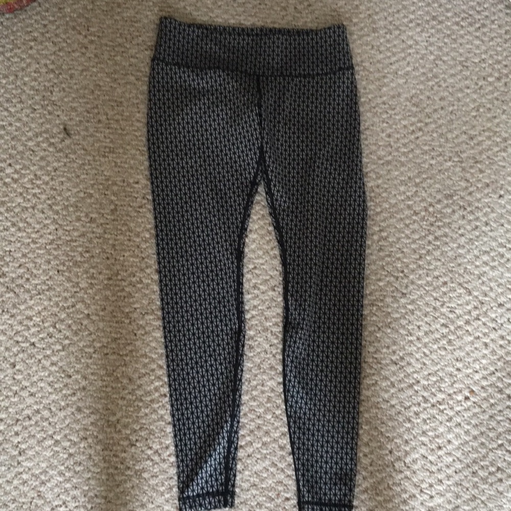 LIKE NEW lululemon wunder unders size 8